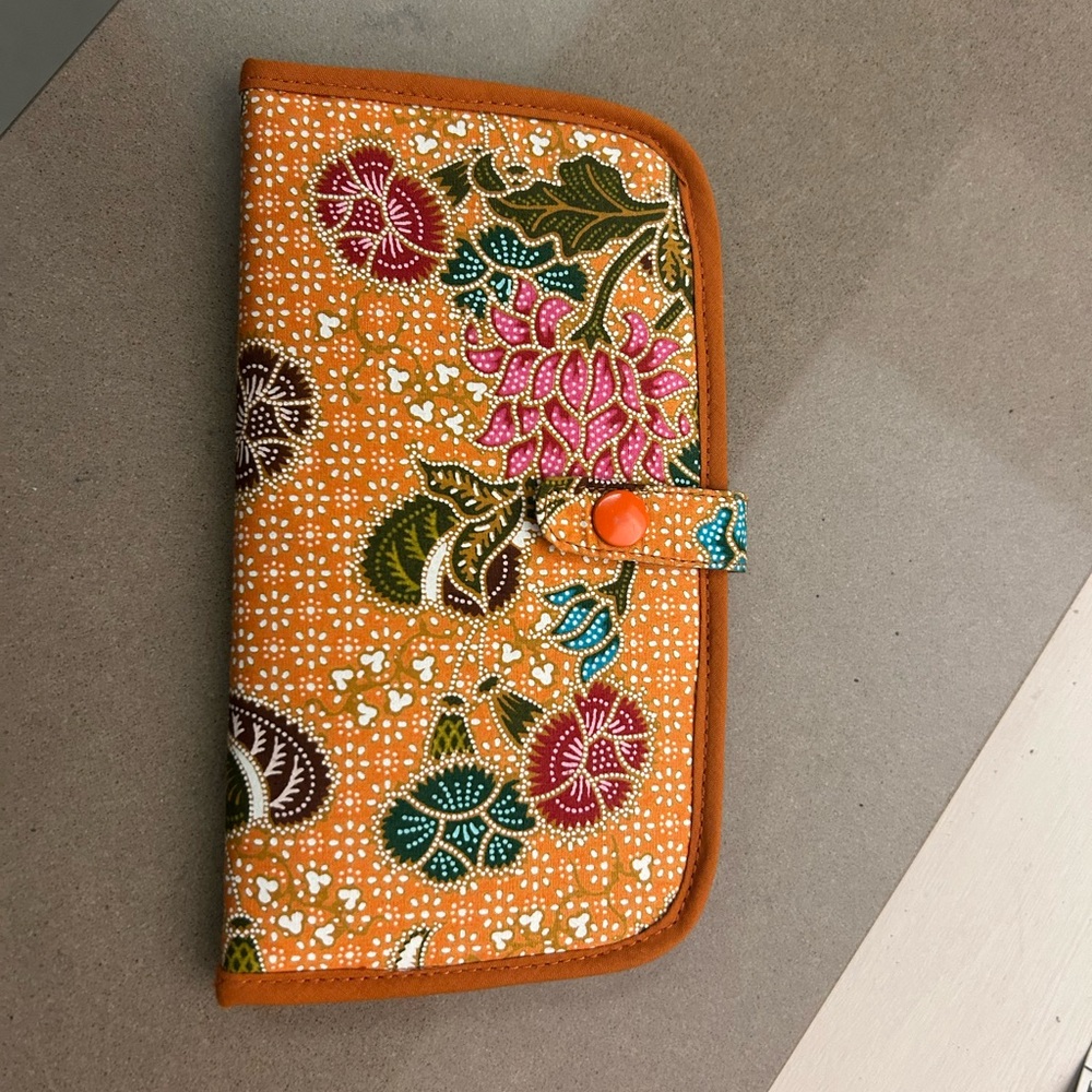 Floral Orange Wallet by Hato Hasi
Gorgeous Vintage